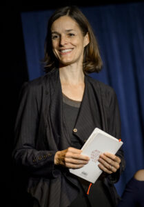 Verlagsleiterin Helen Zellweger mit dem "Buch für Notizen – Karl Farkas" | © Ulrike Rauch