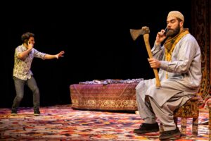 Curdin Caviezel und Onur Poyraz in "Manche mögen's voll verschleiert" am Stadttheater Mödling