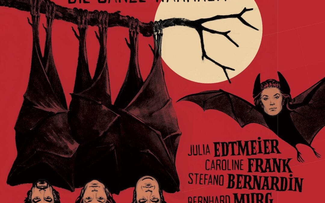 Plakat von "Dracula – die nackte Wahrheit" im Kabarett Simpl. Drei Fledermäuse (gezeichnet) hängen an einem Ast, eine fliegt dort hin. Die Gesichter der Fledermäuse sind die der Darsteller*innen.
