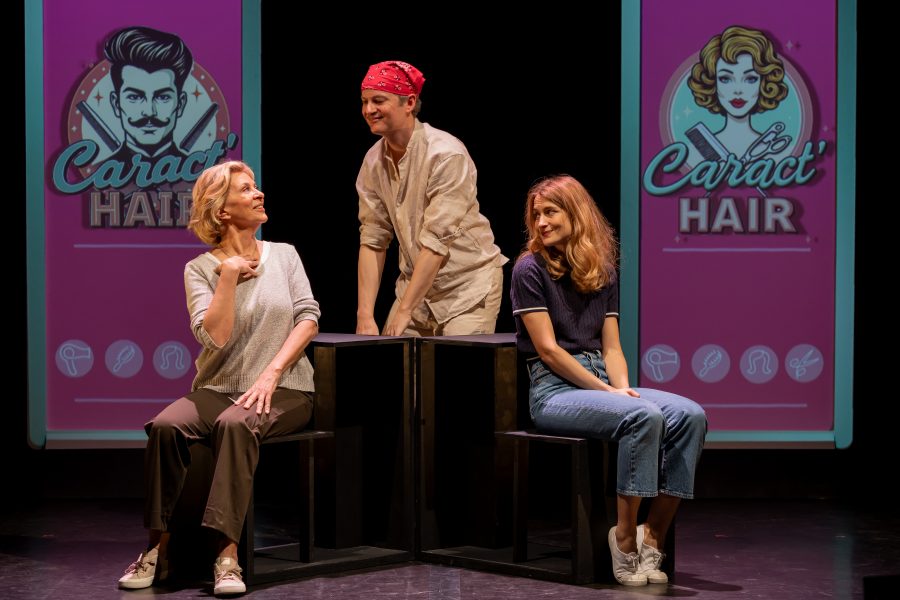 Corinne Touzet, Stéphane Giletta und Mathilde Moulinat auf der Bühne, die Bildschirme im Hintergrund zeigen das Logo eines Frisörsalons